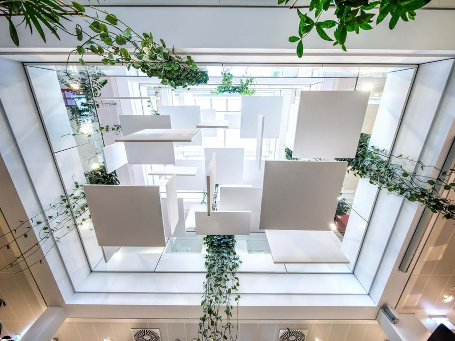 Free-hanging acoustic panels in several levels in atrium