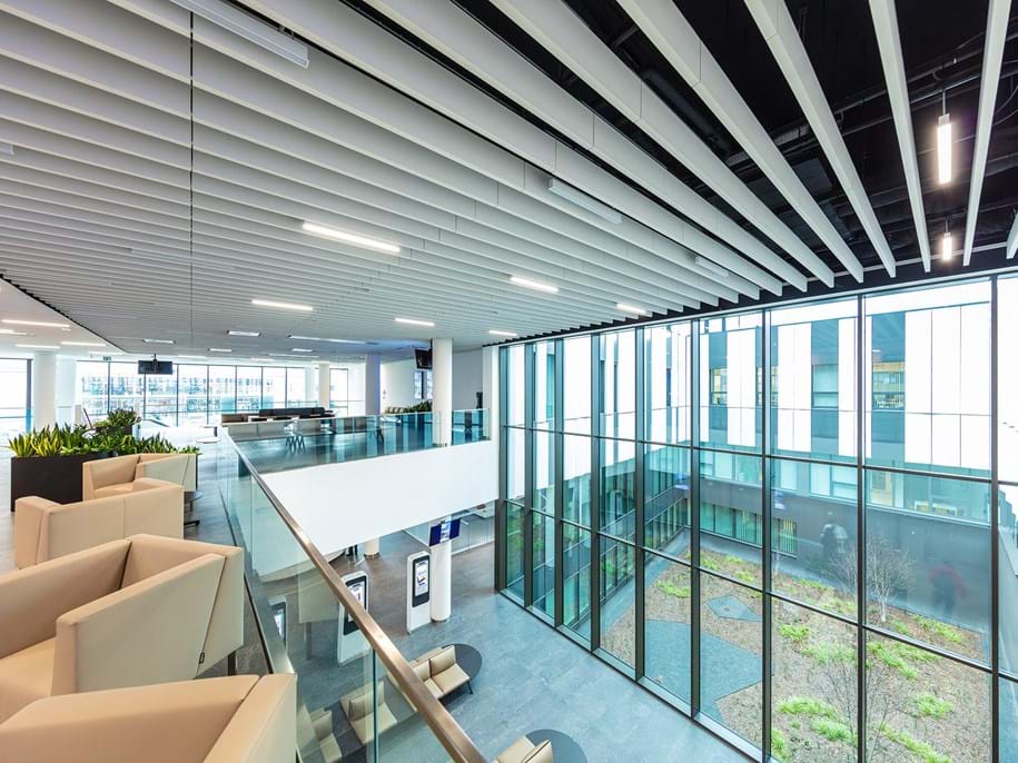 Free-hanging acoustic baffles in hospital atrium