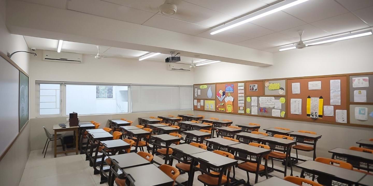 Placas de techo acústico en aula