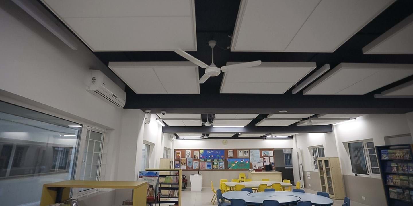 Placas acústicas en áreas de descanso en la escuela
