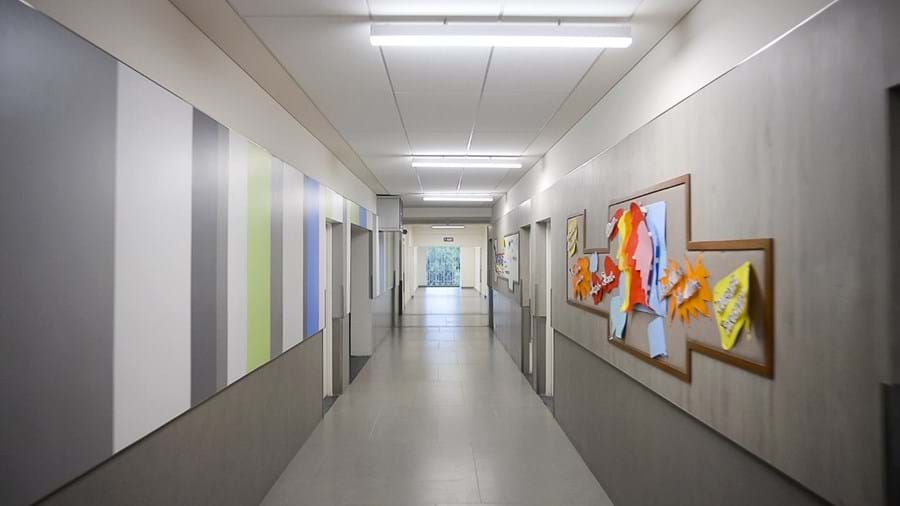 Placas acústicas en pasillo de colegio