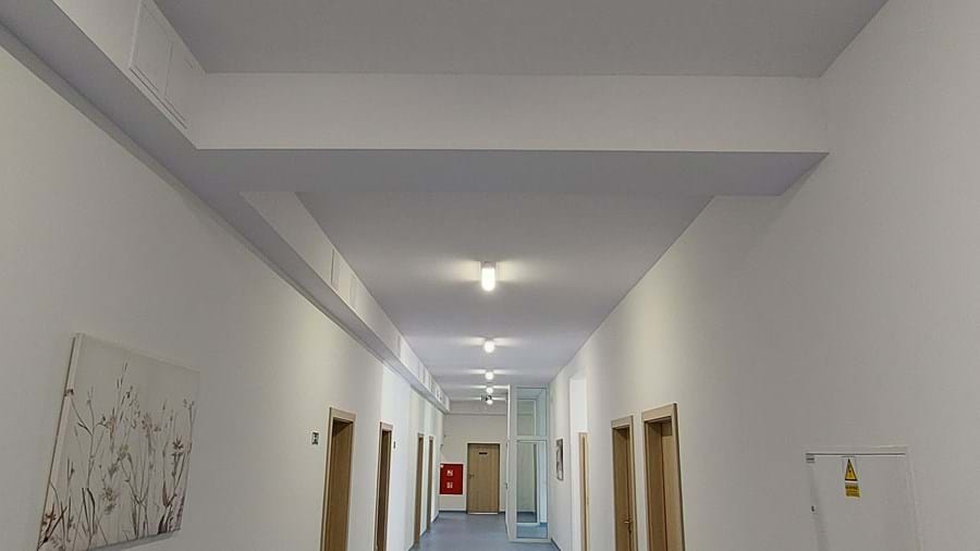 Couloir sans traitement acoustique
