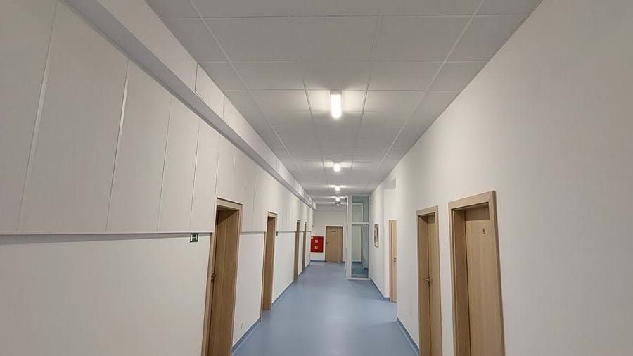 Couloir avec plafond et panneaux muraux acoustiques