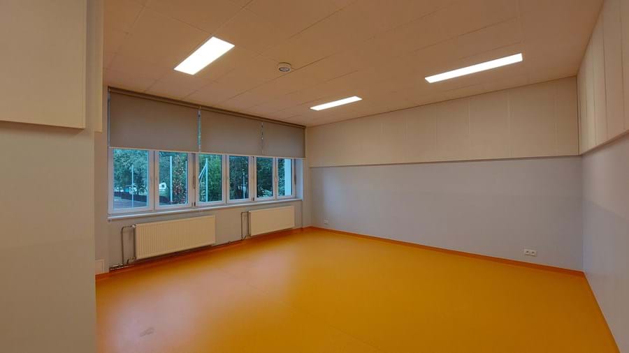 Pièce avec plafond et panneaux muraux acoustiques