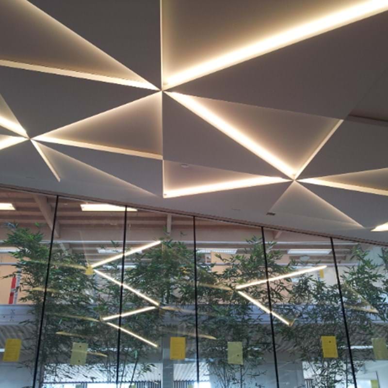 Plafond met vormen bekleed met akoestische rekbare stof