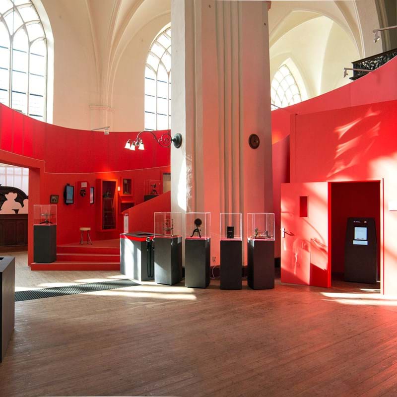 Akoestische wandoplossing van rekbare stof in museum