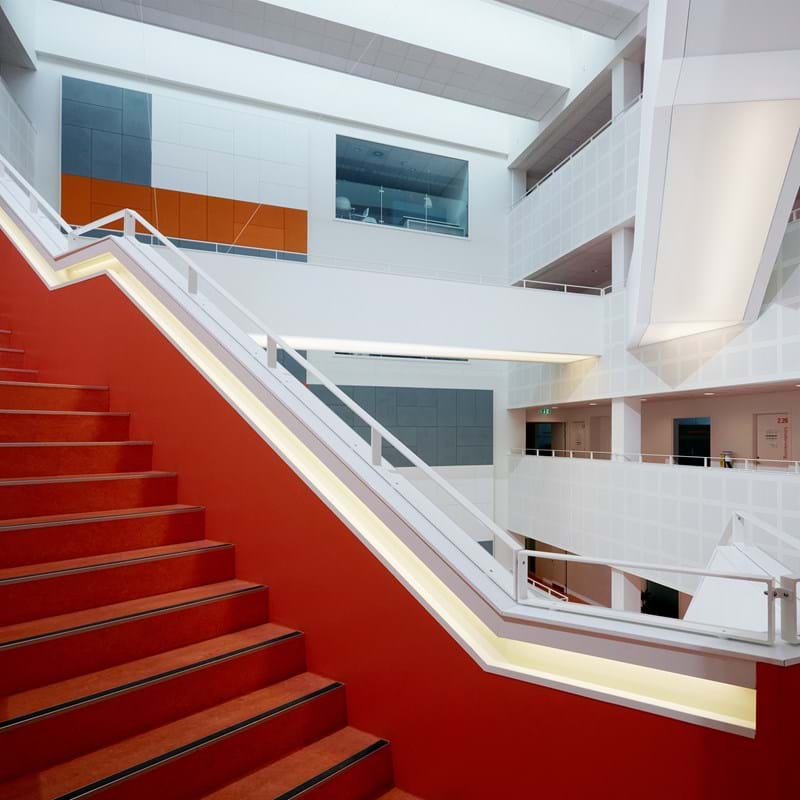 Atrium avec escaliers recouverts de toile tendue