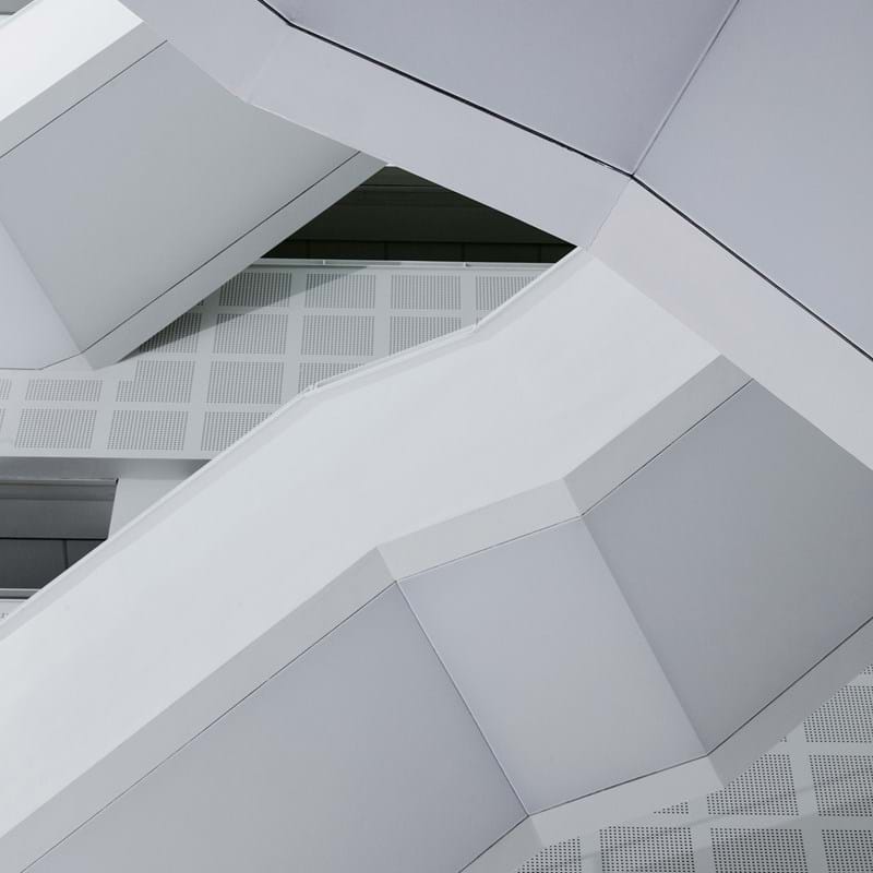 Gros plan sur des escaliers recouverts de toile tendue