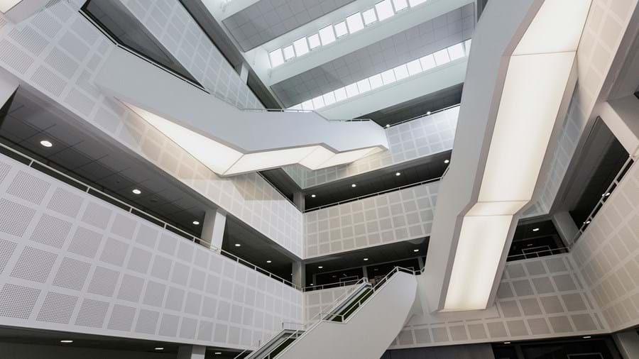 Atrium avec escaliers recouverts de tissu extensible